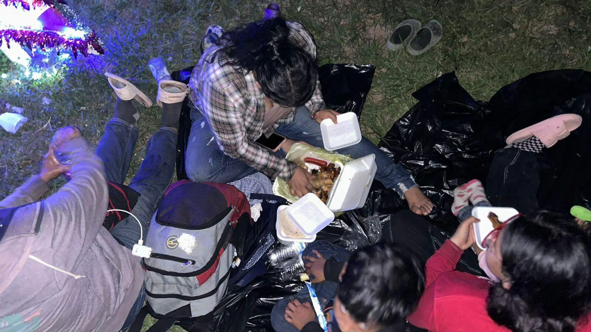 migrantes compartiendo comida